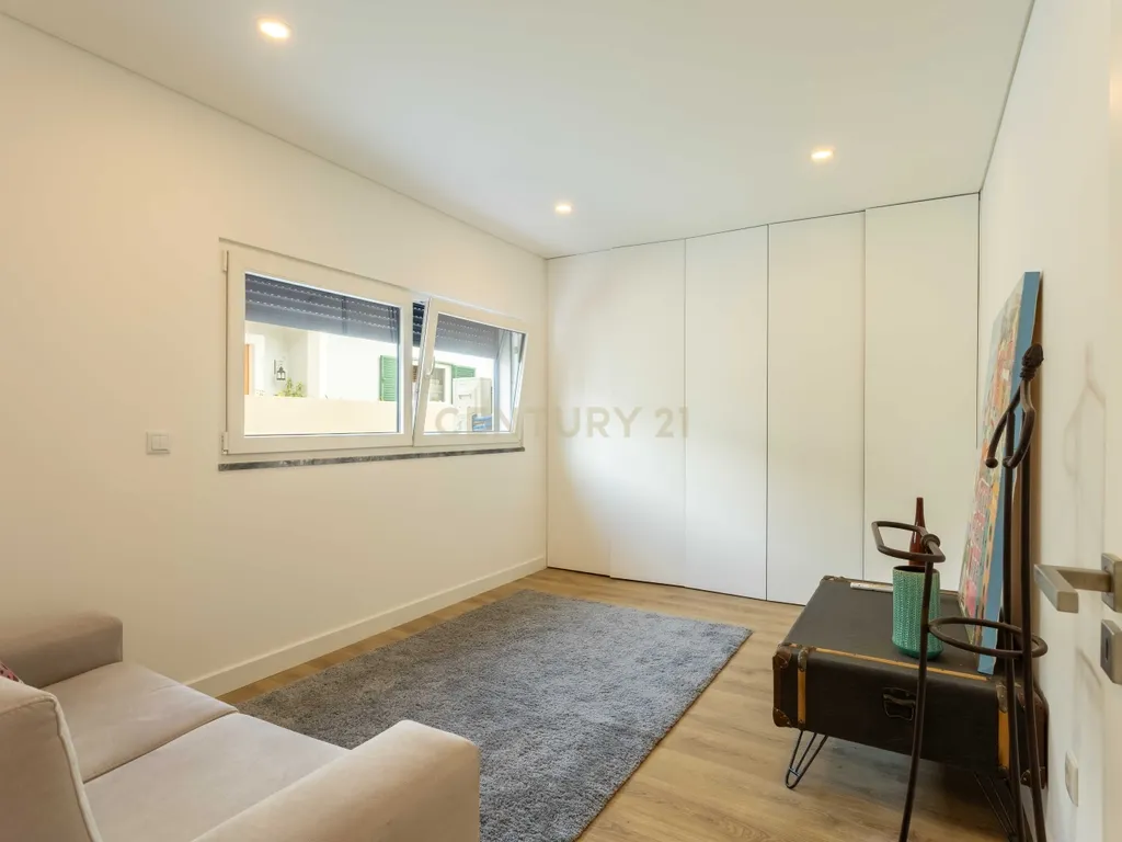 Moradia V4 isolada de arquitetura contemporânea com piscina, com vista para Serra da Arrábida - Image 12