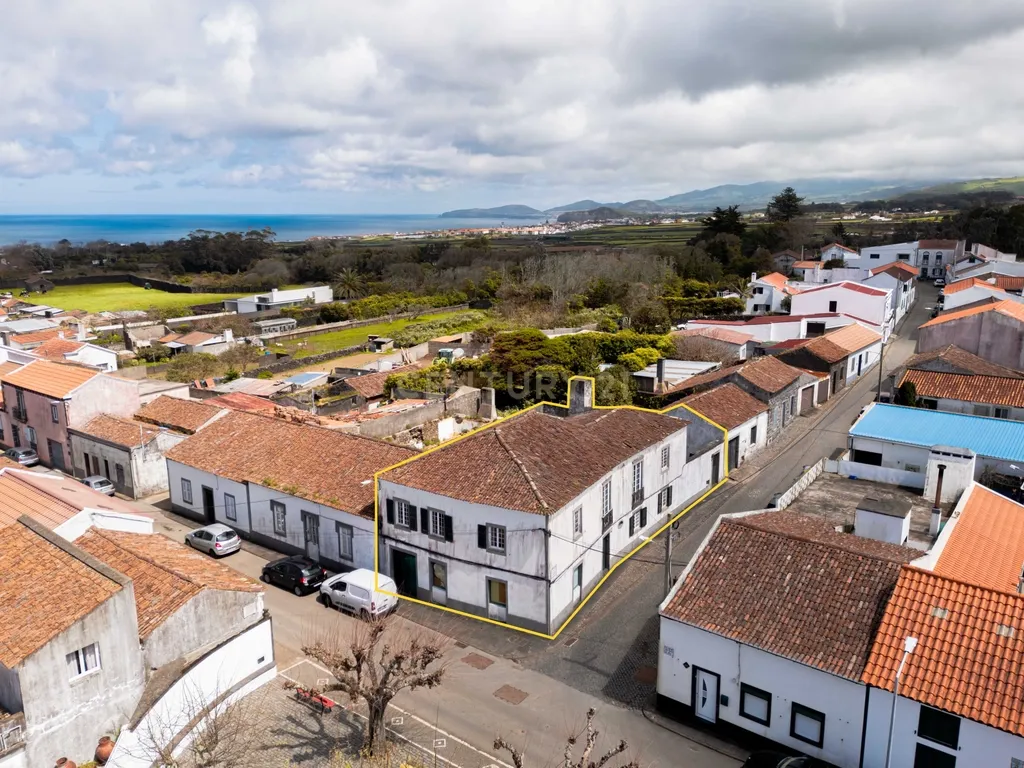 Moradia T4 + espaço comercial em Pico da Pedra - Image 1