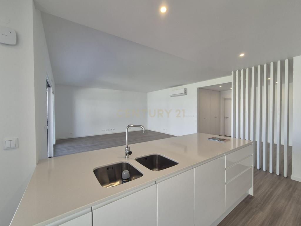 T2 novo, 2 generosas varandas, parqueamento e arrecadação, prédio de 2023 – Quinta do Pinhão, Verdizela - Image 7