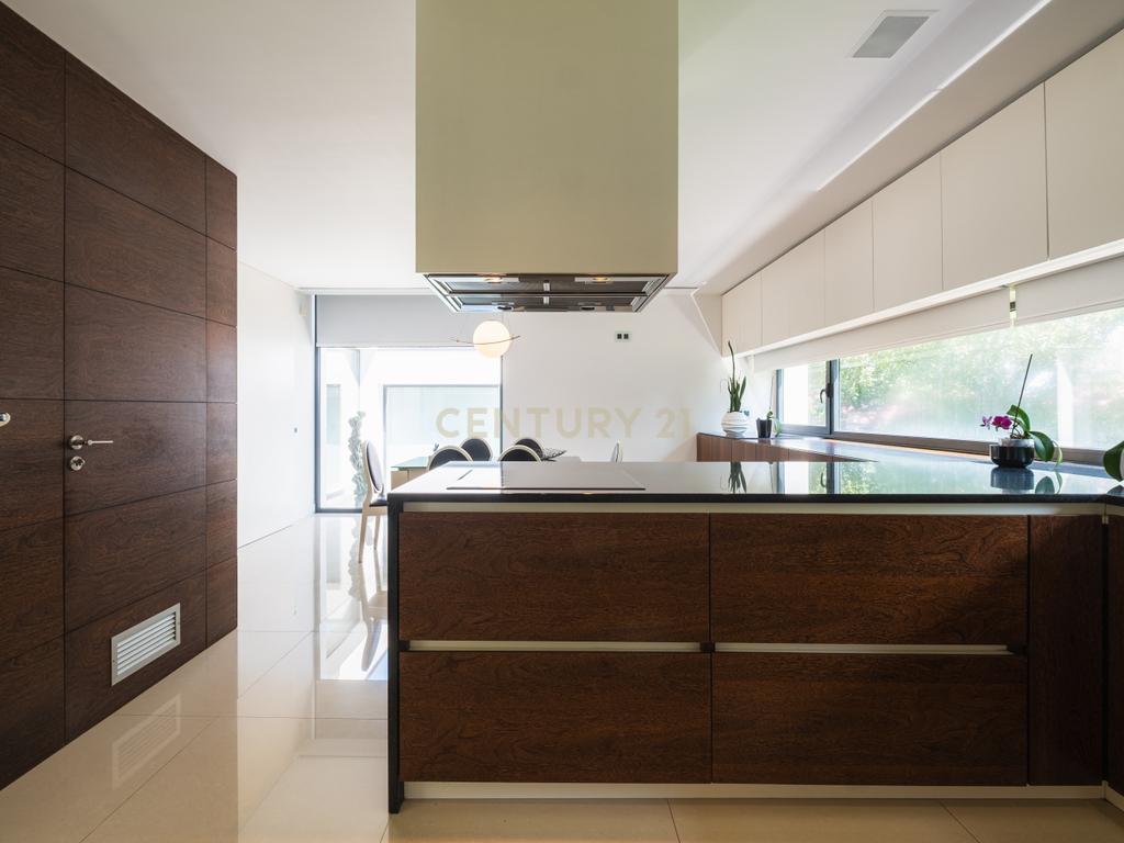 Luxuosa Moradia T4 com Piscina e Vista Panorâmica em Lousada - Image 9