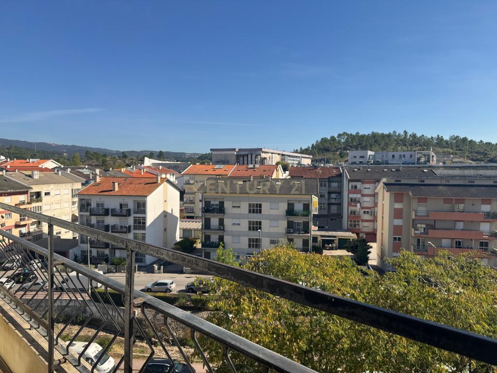 Arrendamento T3 com Garagem | Boas Áreas | Bairro de Santa Apolónia - Image 4