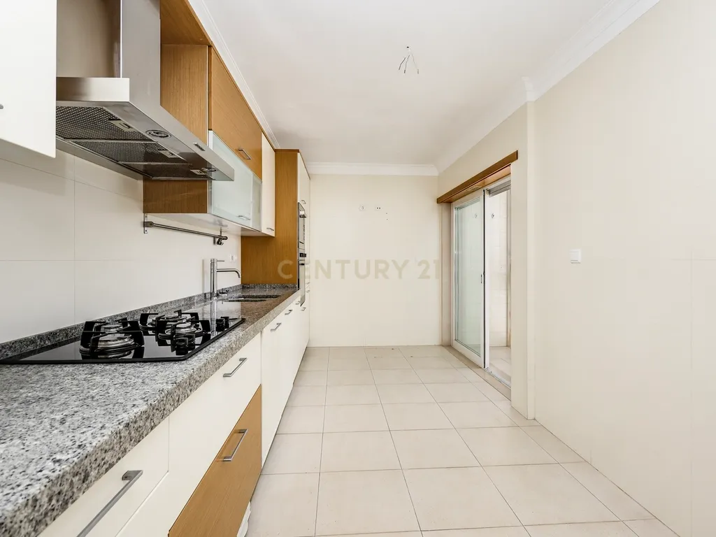 Apartamento T3 na Serra das Brancas, com box de 67m2 e arrecadação. - Image 14