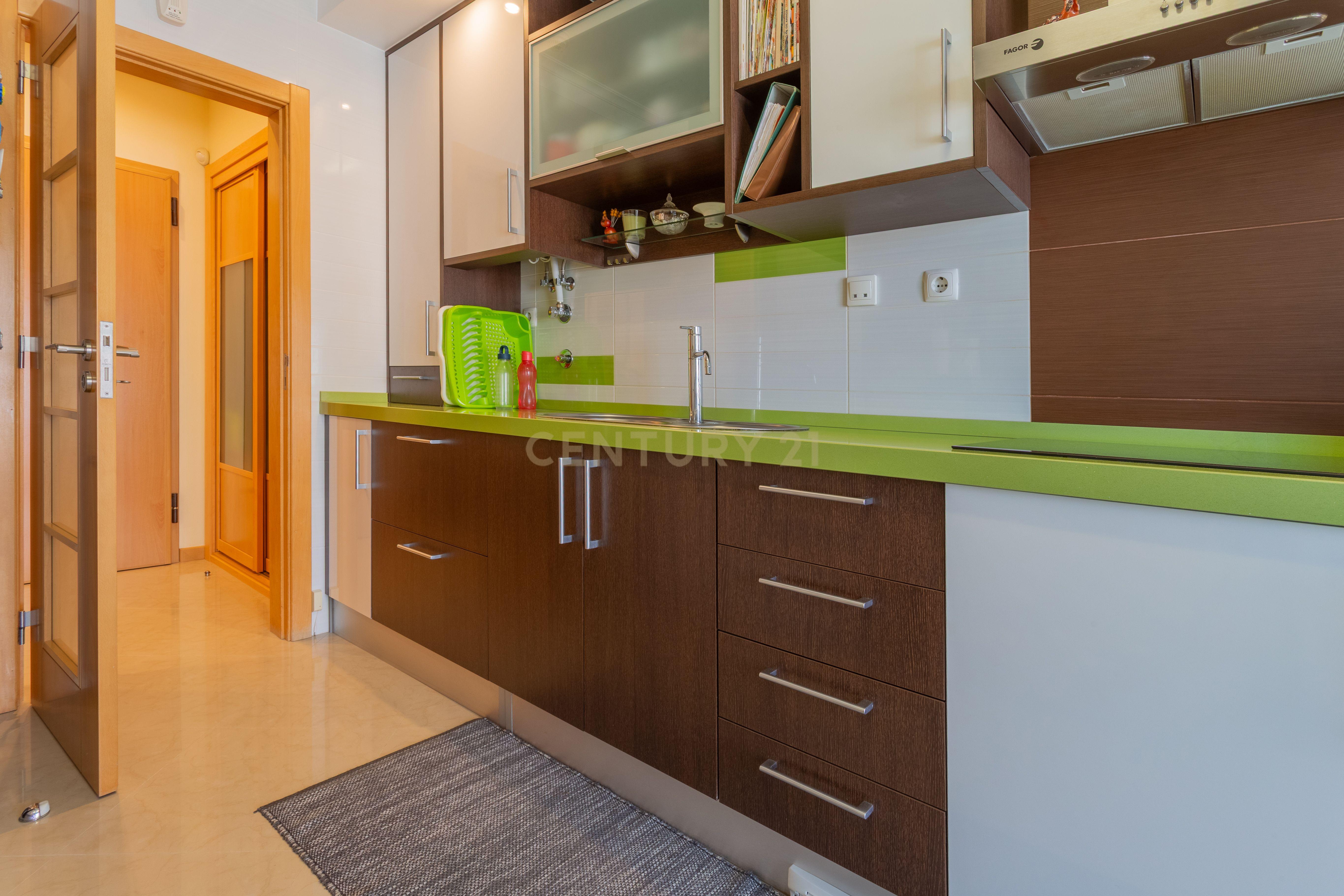 Fotografia 7 de Apartamento T2 / Duplex, com Garagem, sito na Sobreda, concelho de Almada.