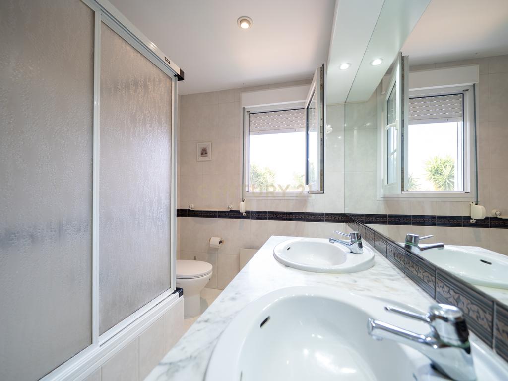 Apresentamos-lhe uma magnífica moradia em Cambrils — perfeita para quem procura conforto, estilo e excelente qualidade de vida na Costa Dourada. - Image 16