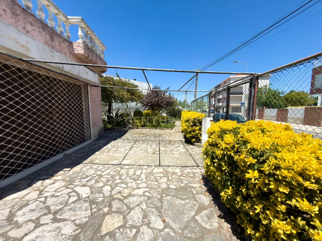 Moradia Isolada T5 de 300 m2 num lote de 900m2 - Image 4