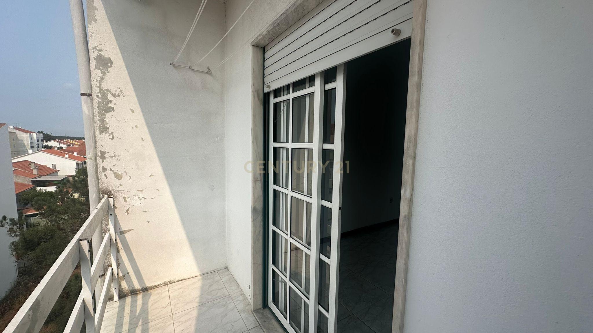 Apartamento T2 com Varanda, na Quinta do Conde - Image 15