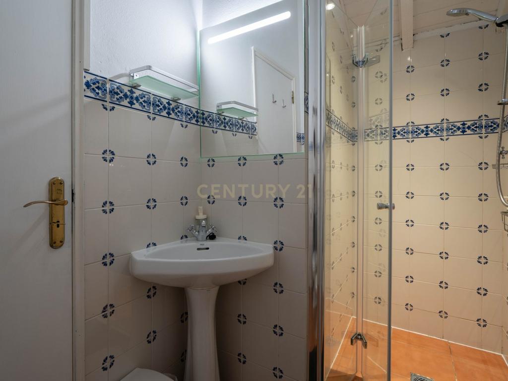 Moradia T7 tradicional em bom estado com varanda coberta, pátio, piscina, terraço coberta, vistas boas e jardim numa localização sossegada perto do centro de Arganil e o rio Alva - Image 39