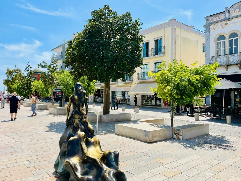 Apartamento T3 na Baixa de Olhão – Localização privilegiada junto à Praça da Floripes e Mercados Municipais - Image 3