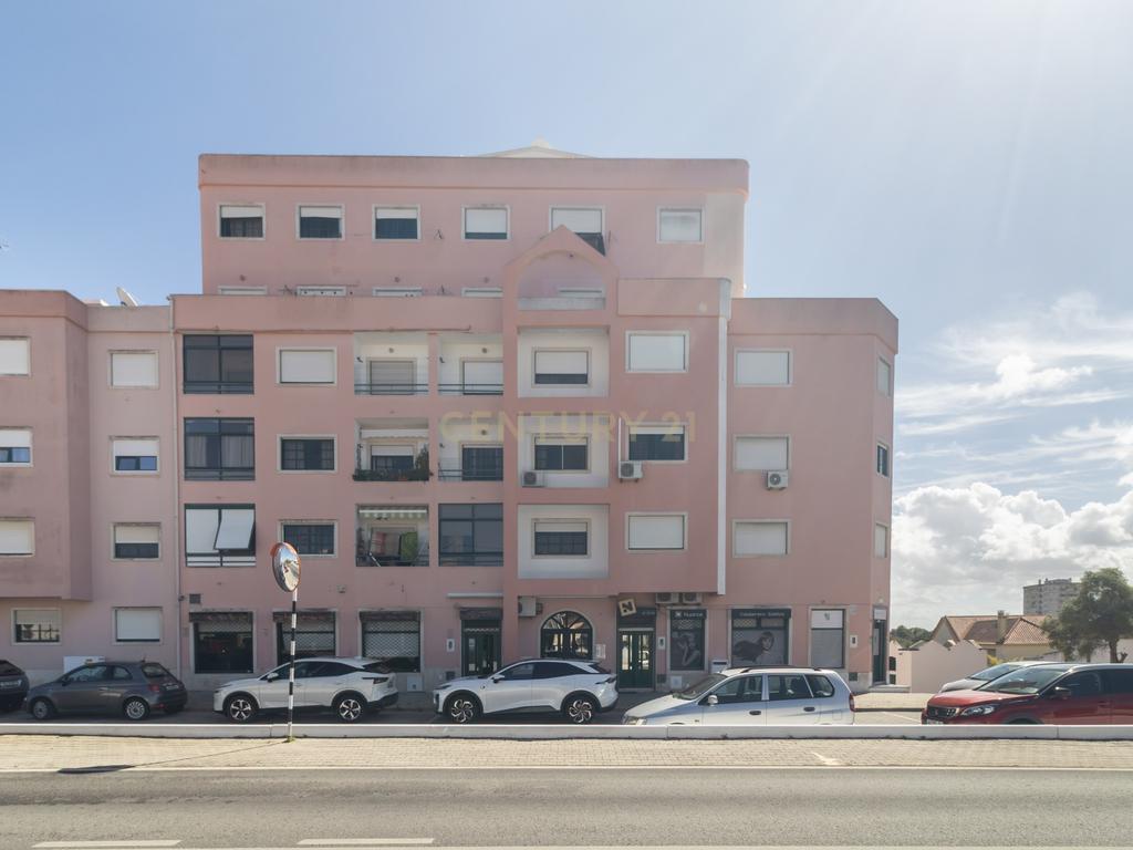 Apartamento T2 com Parqueamento, Elevador, Pronto a Habitar – Uma Oportunidade a Não Perder - Image 2