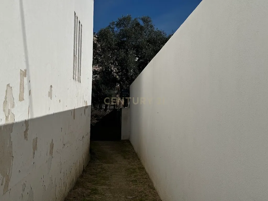 Prédio para remodelação no Entroncamento junto à estação de comboios - Image 35
