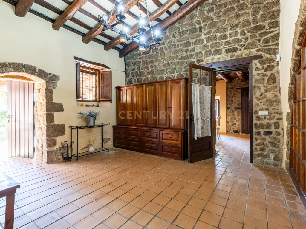 MASIA CATALANA EN VENDA A LLAGOSTERA – MÉS DE 7 HECTÀREES DE TERRENY, LLICÈNCIA TURÍSTICA, PISCINA I CAMP DE FUTBOL - Image 65