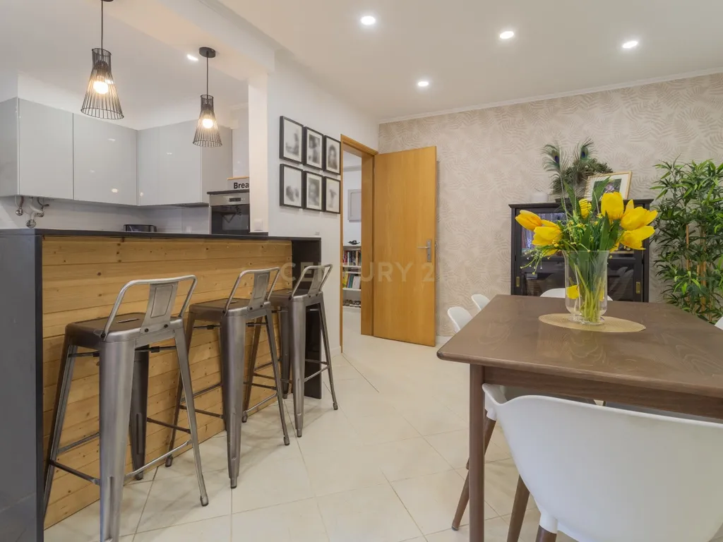 Apartamento Remodelado em Corroios, Seixal T3 + 3, garagem e Terraço - Image 4