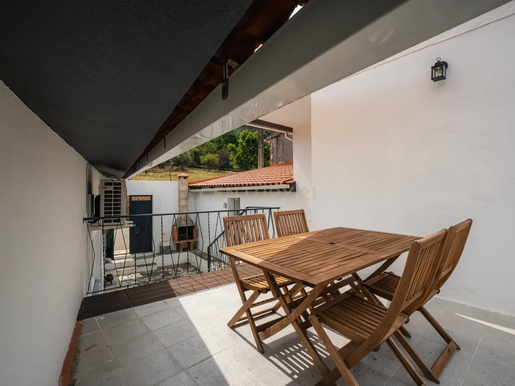 Moradia Renovada em Serpins, Lousã com 3 Casas de Banho - Image 40
