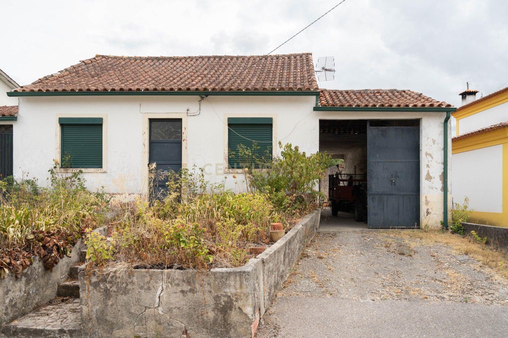 Fotografia 2 de Oportunidade em Lousã: Casa para Recuperar com 3 Quartos