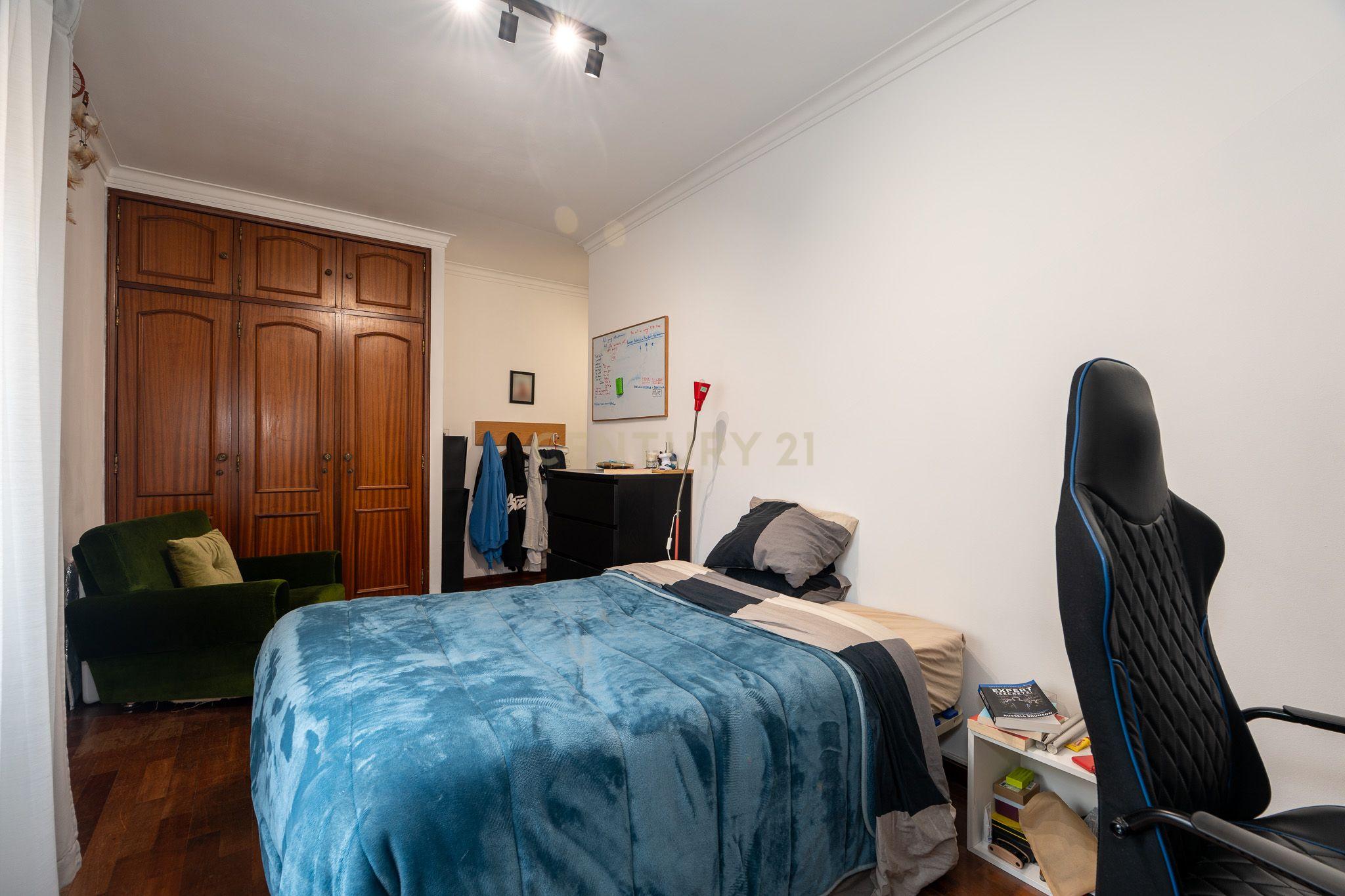 Apartamento T3 com garagem para 2 viaturas Monte Abraão - Image 25