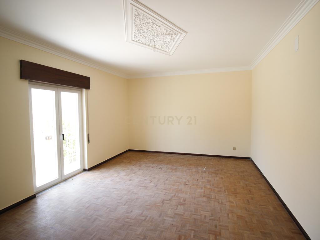 Casa Renovada com 3 Quartos e Garagem em Vendas Novas para arrendamento - Image 11