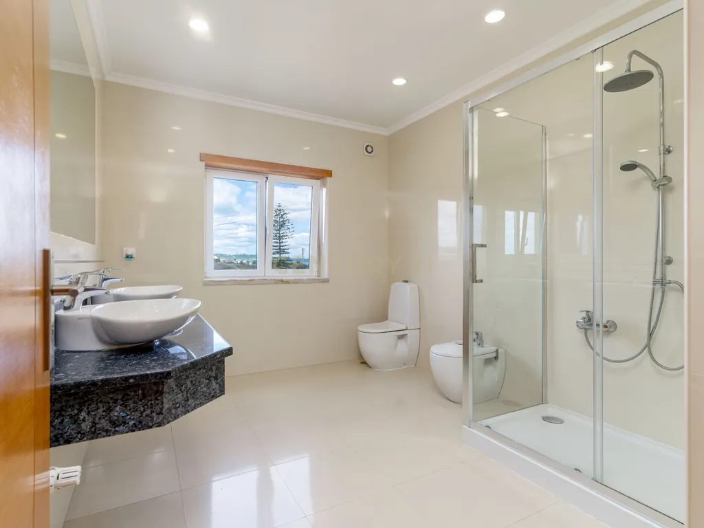 Moradia T4 com Piscina | 426 m² de Construção e Lote de 1.000 m² | Arruda dos Vinhos - Image 44