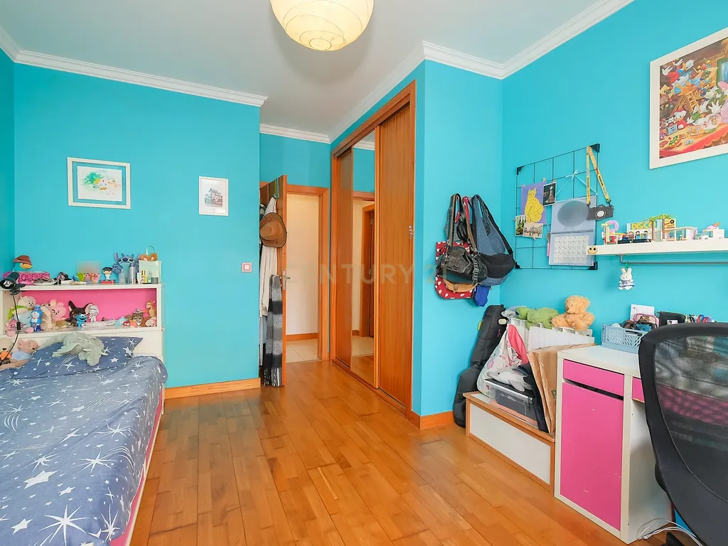 Apartamento T3 com Excelentes Áreas e Garagem na Urbanização Moinho do Guizo – Mina de Água, Amadora - Image 16