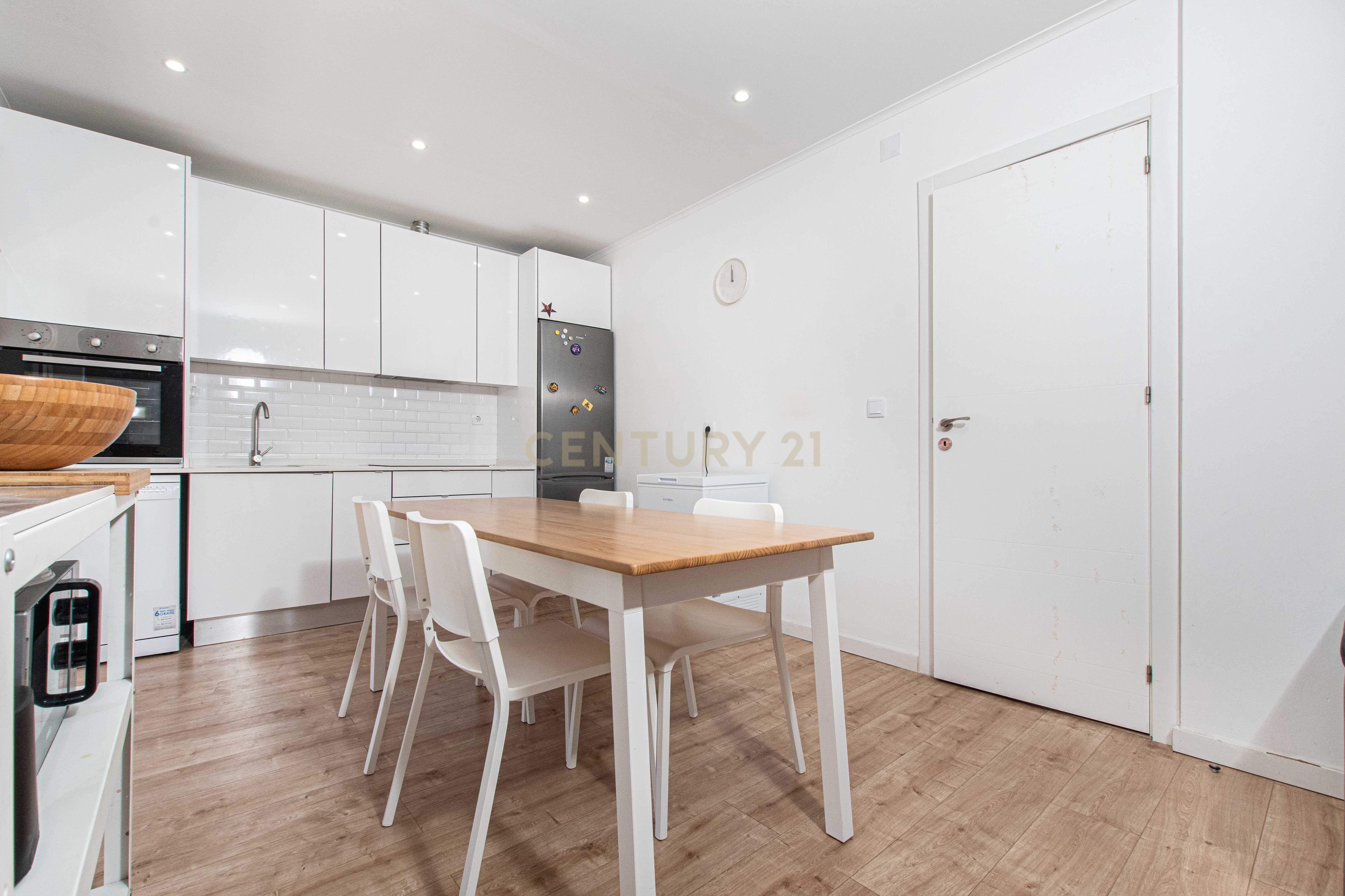 Fotografia 6 de Apartamento T3 remodelado no Casal de São Brás , Amadora