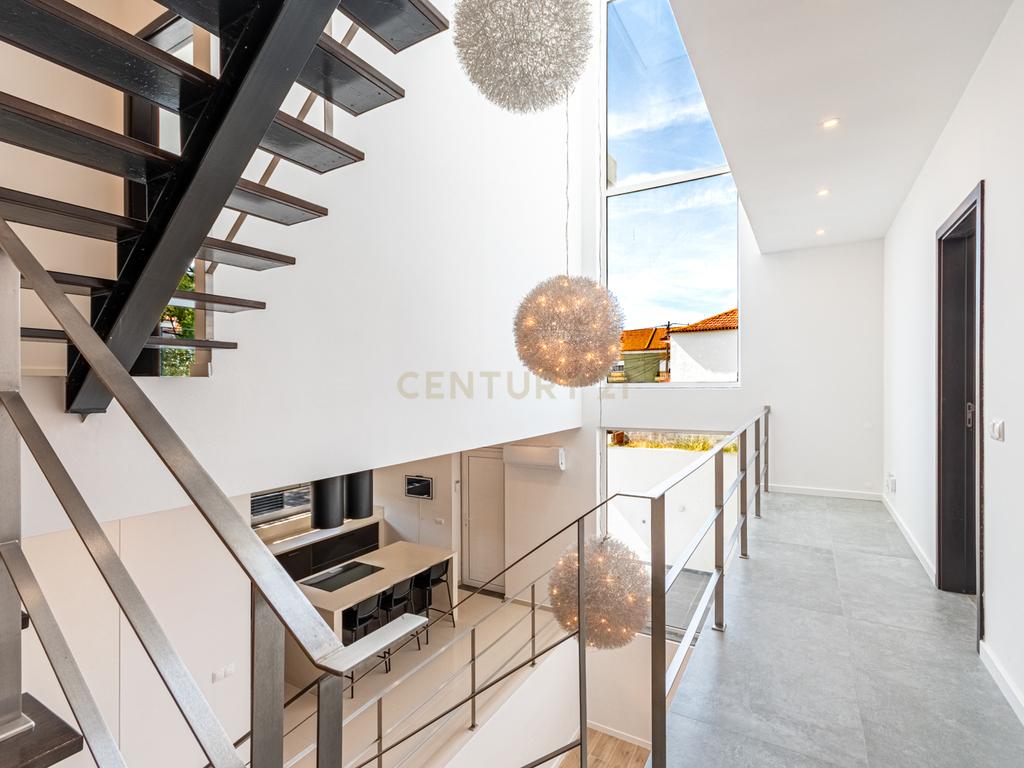 Moradia T3 com 3 Suites e Arquitetura Distinta em Samouco, Alcochete - Image 17