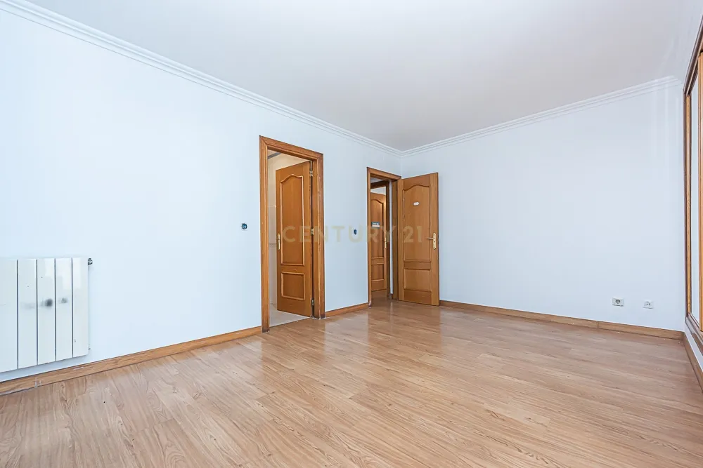 Duplex T4 em Quinta do Anjo, Palmela - 170m² com Varanda, Terraço e Garagem - Image 22