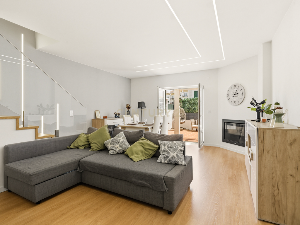 Moradia remodelada T2+1 no centro de Mafra, com pátio e churrasqueira. - Image 1