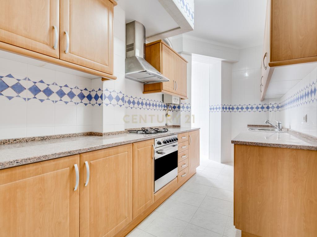 Apartamento T 4 em Faro no centro da cidade a 300m do mercado Municipal. - Image 13