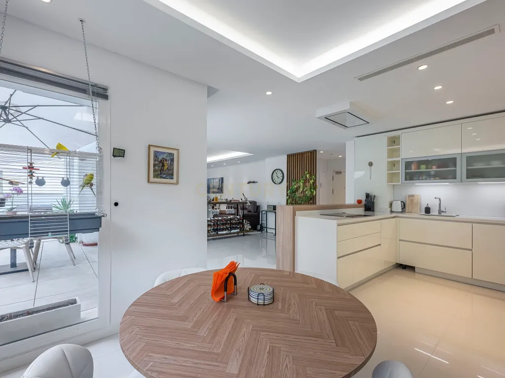 Moradia de Luxo a 500 Metros da Praia - Image 15