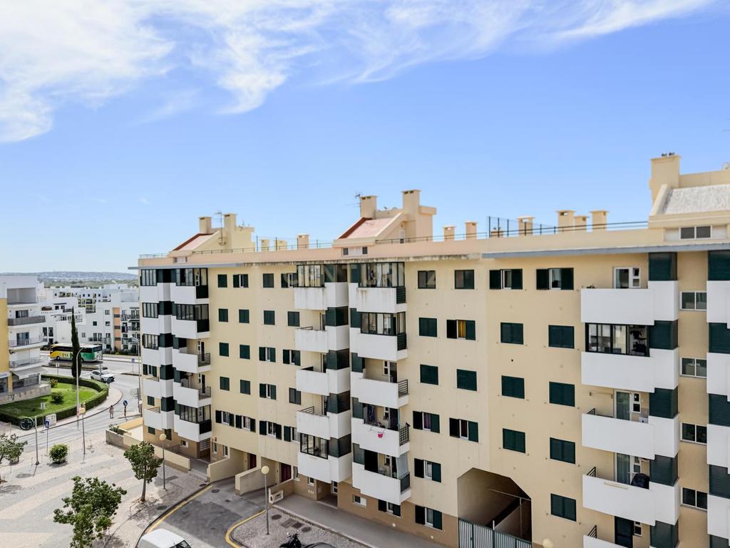 Espaçoso apartamento T2 com varanda em Armação de Pêra, Silves. - Image 1