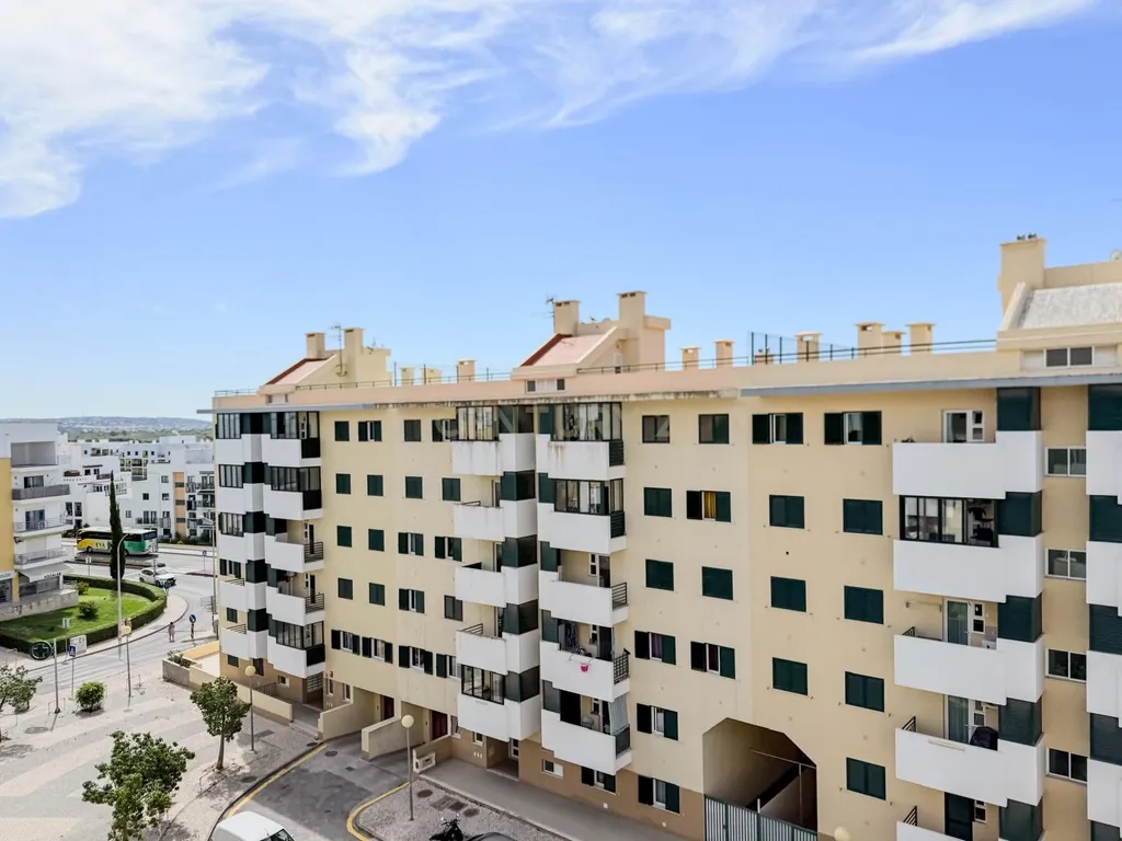 Espaçoso apartamento T2 com varanda em Armação de Pêra, Silves. - Image 1