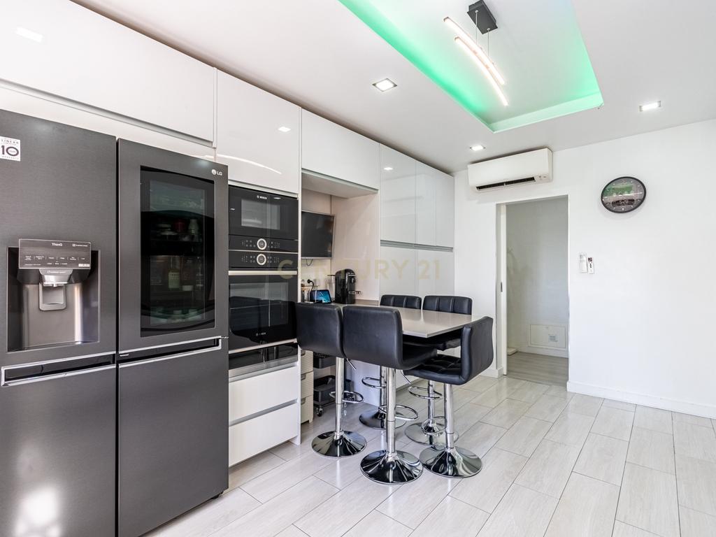 Apartamento T4 convertido em T3 com Closet e Box, Jardim da Radial - Image 13