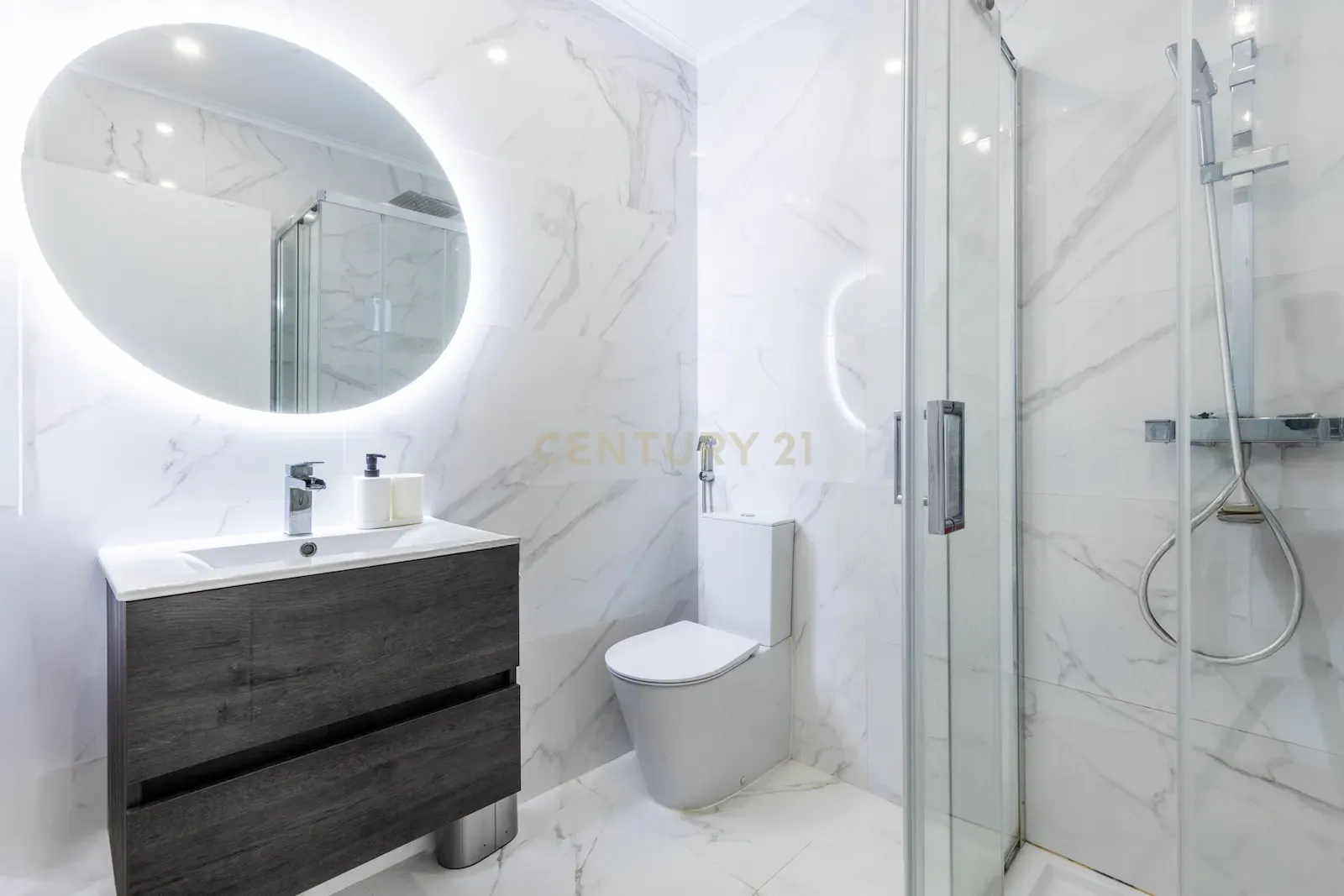 Apartamento T3 Totalmente Renovado com Excelente Localização em Lisboa - Image 3