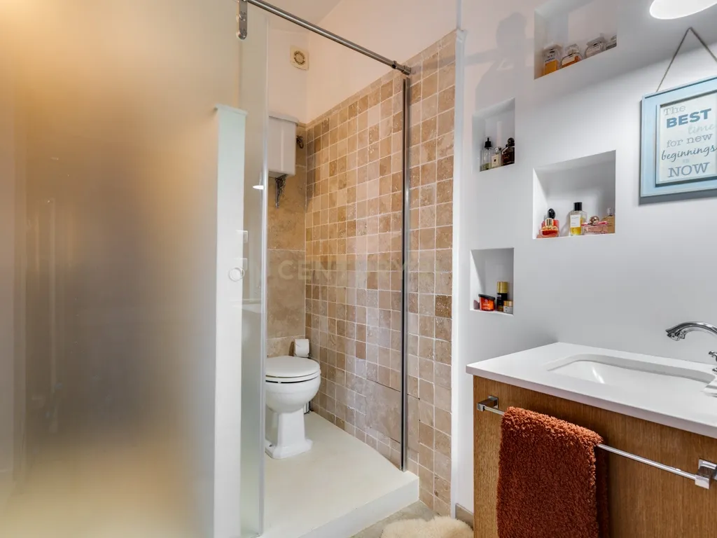 Propriedade com três habitações, piscina aquecida e sauna, num terreno de 10.000 m² - Image 25