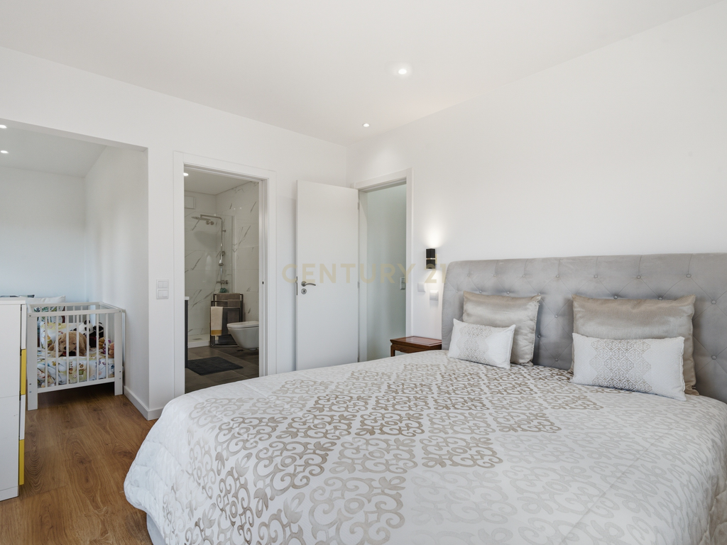 Moradia Isolada com Piscina em Lote de 908 m² | Sala Ampla | Jardim e Vista Desafogada -Mafra - Image 24