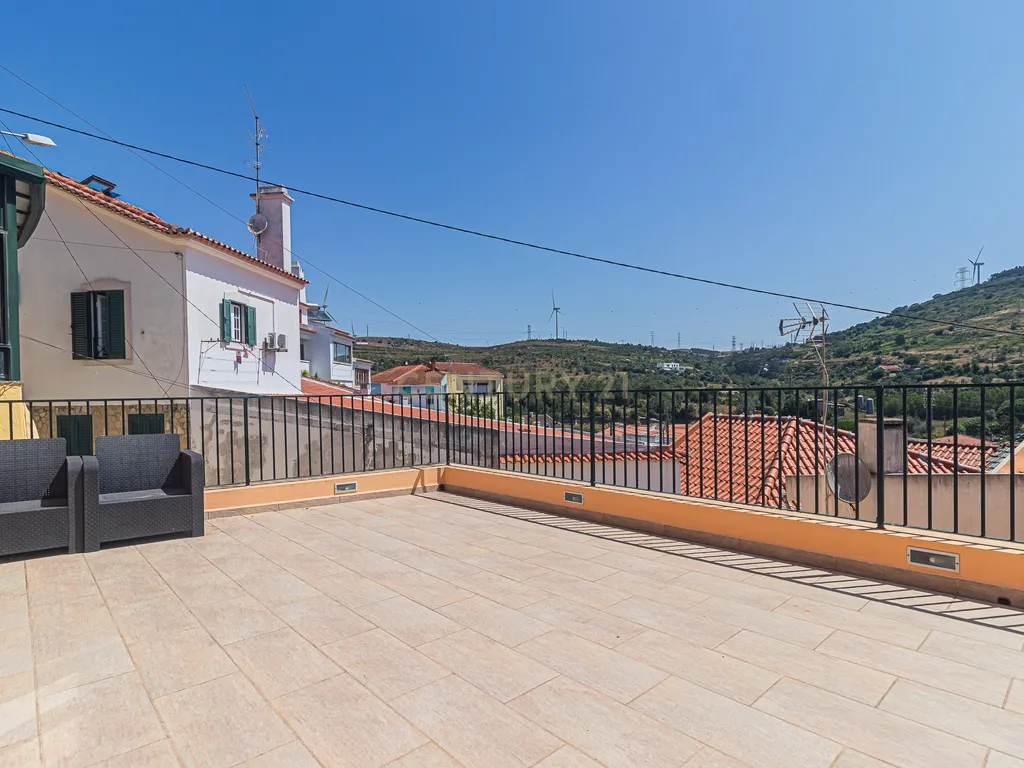 Moradia T2 Renovada em Fanhões – Conforto e Tranquilidade às Portas da Cidade - Image 33