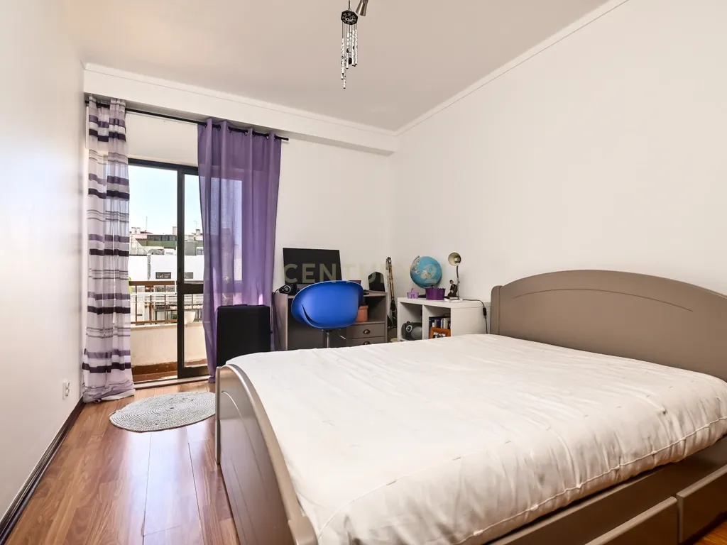 Apartamento T3 semi-remodelado, luminoso e pronto a habitar, na Rinchoa (Sintra). - Image 19