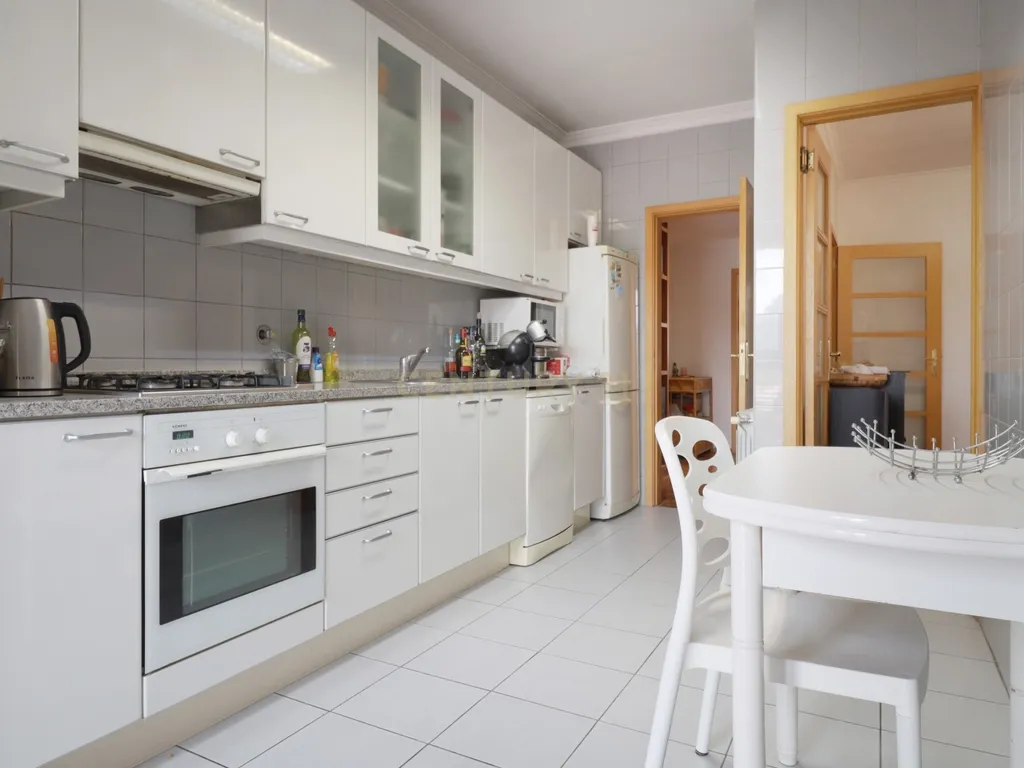 Apartamento T3 Caulinos, 2 Lugares de Garagem e Arrumos - Image 17
