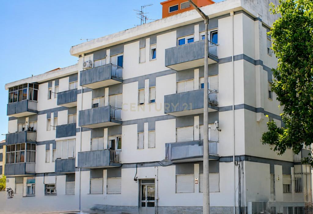 Apartamento T3 transformado em T2 | Amora - Image 1