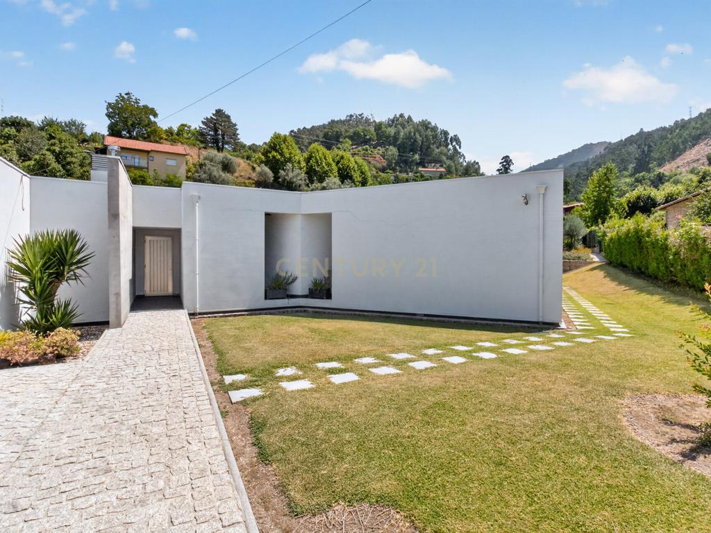 Moradia T4 Térrea de Sonho com Piscina, Campo de Futebol - Image 14