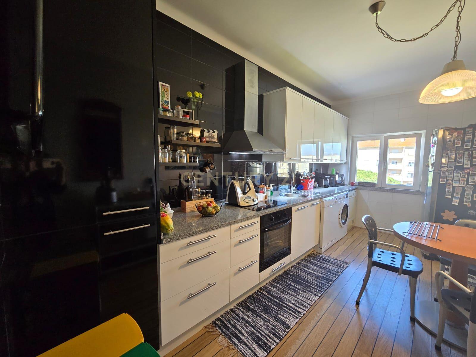 Apartamento T3 Transformado em T2 com Acabamentos de Luxo no Centro do Laranjeiro - Image 13