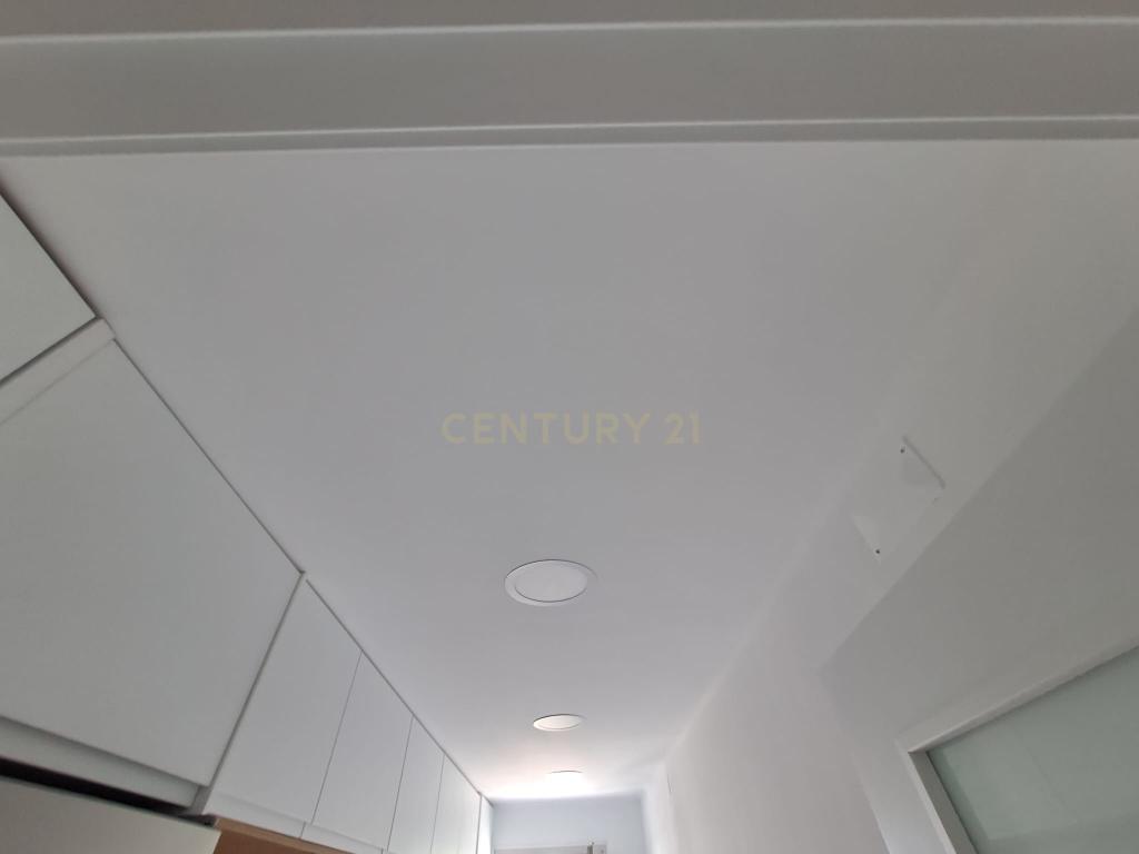 T2 Totalmente Remodelado em Almada | Luminosidade, Conforto e Localização Privilegiada - Image 9
