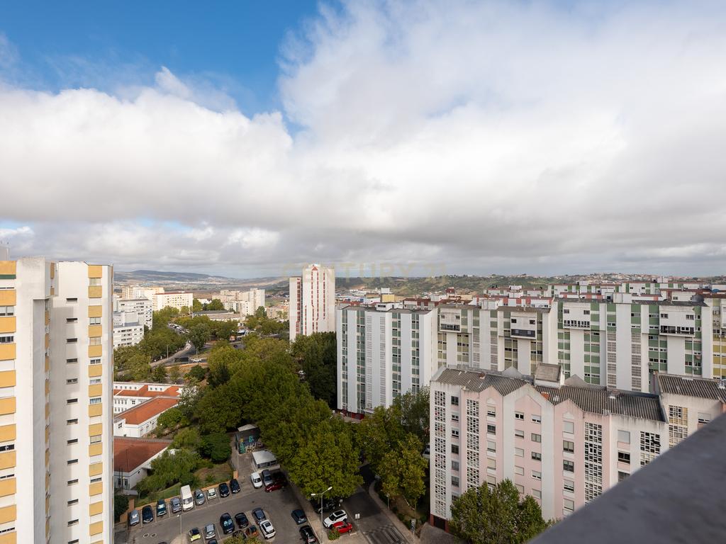 Apartamento T2 em Santo António dos Cavaleiros_Muito bem localizado - Image 17