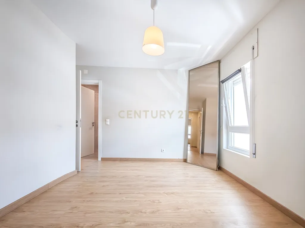 Apartamento Renovado em Cascais com 3 Quartos e Varanda - Image 27