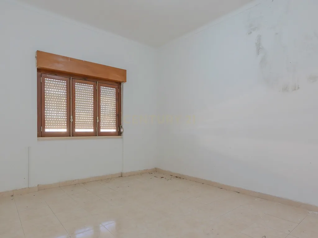 Moradia Isolada com Terreno de 1041 m² – Um Mundo de Possibilidades! - Image 25