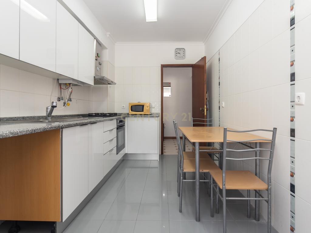 Apartamento T2 de 98m2 com Excelentes Áreas e 2 WC no Centro da Costa da Caparica - Image 17