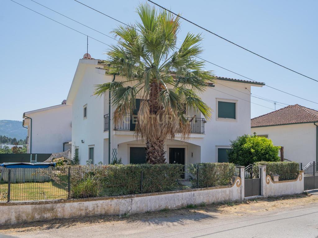 Espetacular Moradia T4 na Lousã com 243m² e 3 Casas de Banho - Image 3