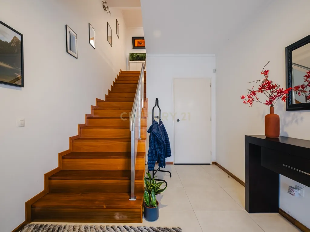 Moradia T4 com 255 m², Suíte Generosa, Jardim e Garagem para 3+ Viaturas | Astromil, Paredes - Image 50