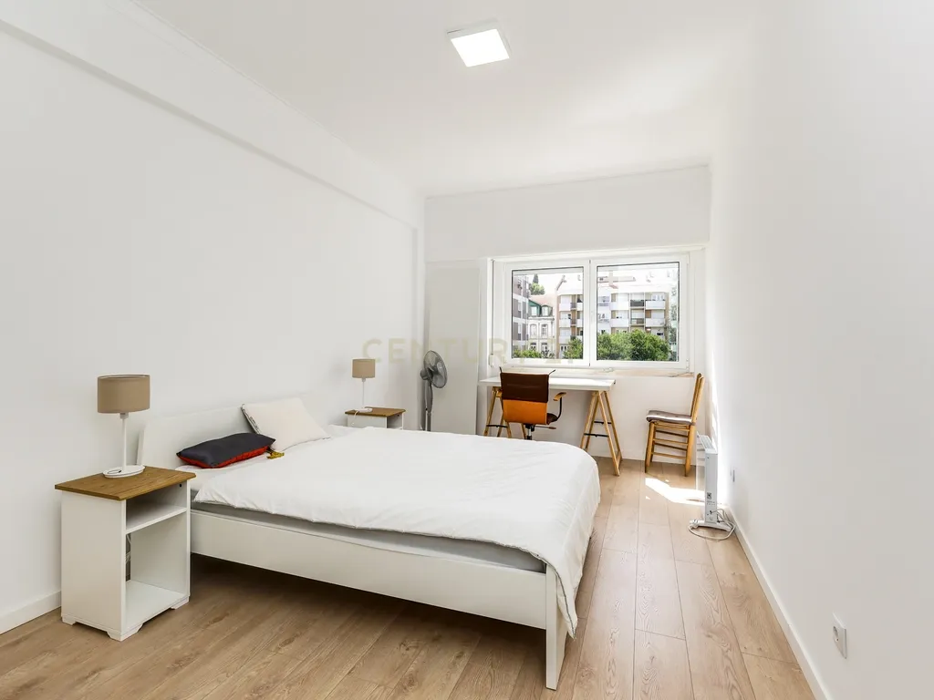 Apartamento T2 luminoso e totalmente remodelado - Rua Passos Manuel - Image 8