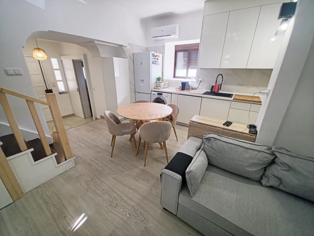 Moradia T2+1 Remodelada - Cadafais, Alenquer - Image 1