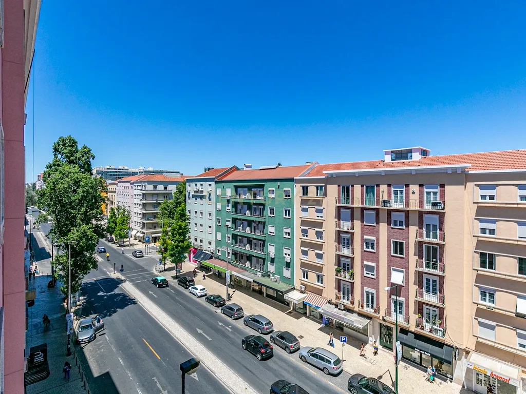 Apartamento T3 renovado para arrendamento na Avenida de Roma com elevador - Image 18